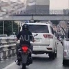 😡 Водитель «трехсотки» с мигалкой нагло объезжает пробки во Владивостоке, прикинувшись машиной спецслужб