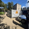 Самокатчик-курьер врезался в 9-летнюю девочку, пытаясь объехать огороженный участок дороги на улице Константинова