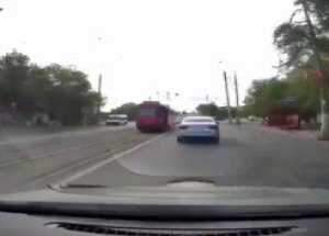 В Волгограде автоледи переехала мальчика, выскочившего из-за стоящего трамвая