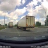 Водитель тягача MAN решил съехать с кольца в городе Обь с третьего ряда и...