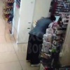 Нетрезвый железногорец пришел в гастроном в короткой куртке на голое тело