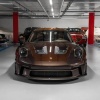 Вау: Porsche показала полностью коричневый 911 GT3 RS — отдел Sonderwunsch сделал уникальный спорткар в цвете Macadamia Metallic.