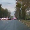 Водитель внедорожника спровоцировал тройное ДТП, повернув налево через двойную сплошную на улице Петухова