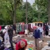 Сотни книг из петербургских библиотек выложили прямо на землю на Удельной в...