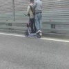 В Москве заметили и оштрафовали на крупную сумму самокатчиков, которые ехали...