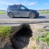 Огромную промоину, уходящую глубоко под асфальт, заметили по дороге в Пивовариху