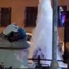 Видео для тех, кто недоволен своей работой: поздним вечером рабочему в...