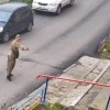 Во Владивостоке вооружённый мужчина в военной форме приставил пистолет к женщине у детского сада