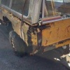 30-летняя Toyota почти сгнила до состояния конструктора — кузов уже держится на ремнях, а мотор всё равно спокойно запускается.