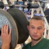 Парень ломает себе специально ухо, чтобы ходить как борец. И все его боялись....