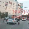 В Подмосковье у водителя произошел конфликт с самокатчиком. 🇷🇺 Источник: ЧП...