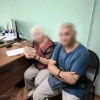 Сотрудники полиции задержали курьера и вернули 450 000 рублей, отданные мошенникам пенсионеркой из Назарова