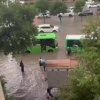 В Тюмени пенсионера не впустили в автобус во время потопа из-за ливня. Власти разбираются в ситуации, но не исключают, что водители просто не заметили пожилого человека.