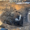 Огромная воронка осталась после ракетного удара Ирана по электростанции в израильской Хайфе.