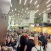 Огромные толпы пассажиров образовались в Шереметьево из-за отмен и переносов рейсов.