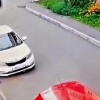 В Красноярске трёхлетний мальчик на беговеле едва не попал под машину
