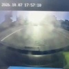 В Тюмени зацепер сорвался с автобуса и едва не попал под колёса автомобиля