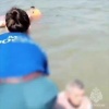 «Отца года» обнаружили в Астрахани: мужчина, не умеющий плавать, решил прокатить сына на сапборде