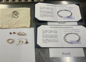 Россиянка привезла из Дубая в Москву украшения и аксессуары на 36 млн рублей...