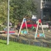 Ничего необычного, просто коммунальщик решил покосить траву на детской площадке в Солнцев