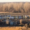 Машинами всё заставлено: парковка на набережной в Ачинске не вмещает всех желающих