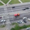 В Подмосковье поливомоечный КамАЗ сбил и переехал доставщика на электросамокате.
