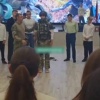 Появилось видео из школы «Формула успеха». На кадрах мужчина надевает на ученика бронежилет и предлагает одноклассникам ударить его. Обстоятельства и дата записи не уточняются.