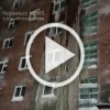 Ручьи и водопады текут прямо в одном из норильских домов