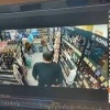 Мужик украл вискарь из магазина и засунул его в трусы — камеры также засняли...