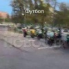 В Москве прохожие заметили массовую сходку курьеров-мигрантов, собирающихся на стадионе играть в футбол