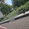 В Хабаровске очевидец заметил деда-педофила, который пытался прижиматься к девочке: кадры попали на видео
