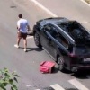 На севере Москвы на пешеходном переходе курьер попал под колеса автомобиля....