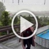 Красноярка сняла видео, как темнокожая няня радуется снегу.