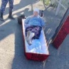 Женщина устроила перфоманс с яйцами и гробом в Алтайском крае