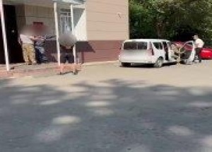 В Новосибирске двое рецидивистов решили поиграть в «крутых парней» прямо в здании районного суда. Но были задержаны