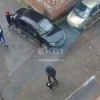 Женщина устроила танцы на капоте машины. Она проходила мимо, но забыла обо...