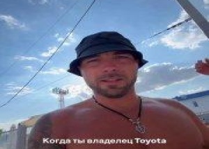 Лол: в Волгограде заметили, пожалуй, самого преданного фаната Toyota — мужчина пришёл в бассейн с брелоком от своей машины прямо на шее.