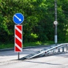 На разделительной полосе на улице Костюкова завершилась установка металлического барьерного ограждения
