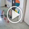 На Краснолесья мужчина облил дверь управляющей компании грязью