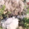 Густой дым и руины — все, что осталось от укрепленного района всушников.