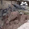 Парковка продолжает рушиться после ливня в Новосибирске.
