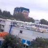 «Это уже десятая тележка»: в Зеленой роще заметили рабочих, которые скидывали строительный мусор с крыши школы № 85