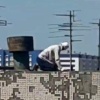 Новосибирца удивила система безопасности рабочего, который ремонтировал крышу...