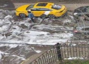 Москвич увидел с балкона, как коммунальщики моют асфальт во дворе щётками и...