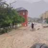 Мужчина спас тонущую девочку, которую снес поток во время наводнения в Дагестане