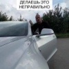 Вау: в рилсах показали, как толкать машину вообще без усилий — надо просто сесть у колеса и катить его руками сверху.