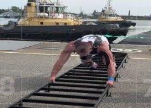 Подлодку весом 3000 тонн протащил за собой атлет в Кронштадте.
