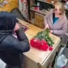 Школьник украл букет роз и подарил девушке. Теперь ждет суд.