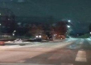 В Ачинске асфальт на тротуар возле школы № 12 укладывали в холодную снежную...