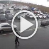 В Тюмени автомобилистка, сдавая назад, едва не расплющила мужчину, стоявшего у капота своего авто.